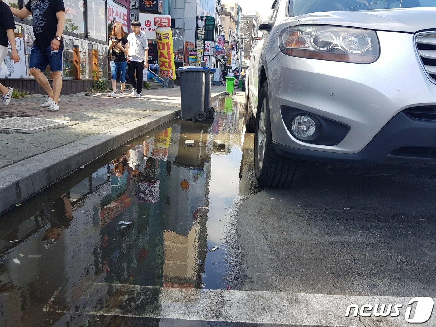 본문 이미지 - 16일 오후 경북 포항시 관광 일번지인 북구 영일대해수욕장 노상 주차장에서 하수가 역류했다. 인근 상인들은 "전날 내린 비로 하수관이 막히면서 배수가 되지 않고 있는 것 같다＂며 ＂복구가 제때 되지 않아 불편이 가중되고 있다＂고 말했다. 2019.6.16 /뉴스1 ⓒ News1 최창호 기자