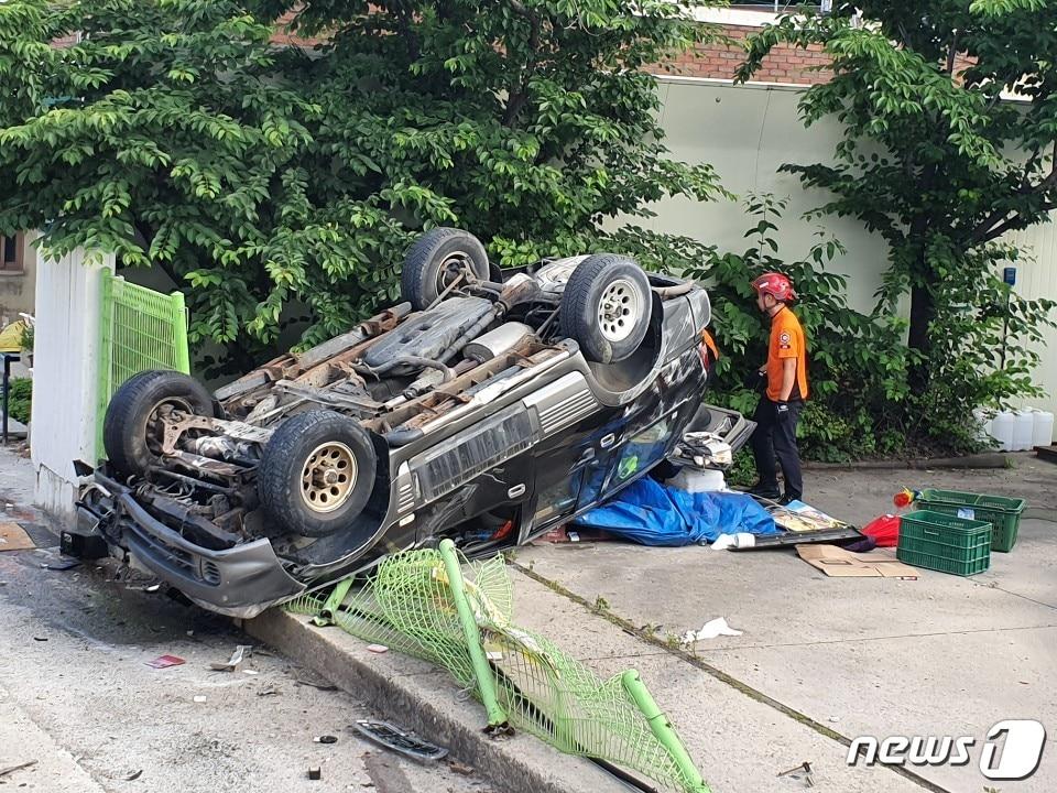 본문 이미지 - 16일 제천서  승용차가  가스충전소로 돌진, 운전자 1명이  숨지고  승용차에  치인  20대  여성이  중태에  빠졌다. ⓒ 뉴스1(독자제공)