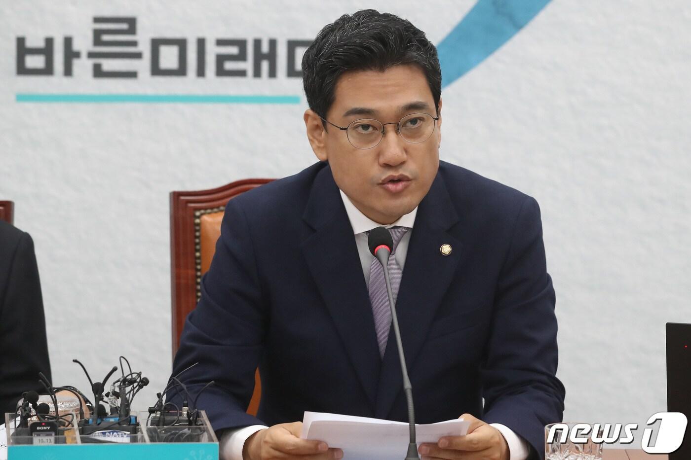오신환 바른미래당 원내대표가 17일 오전 서울 여의도 국회에서 열린 제108차 최고위원회의에서 모두발언을 하고 있다. 2019.6.17/뉴스1 ⓒ News1 임세영 기자