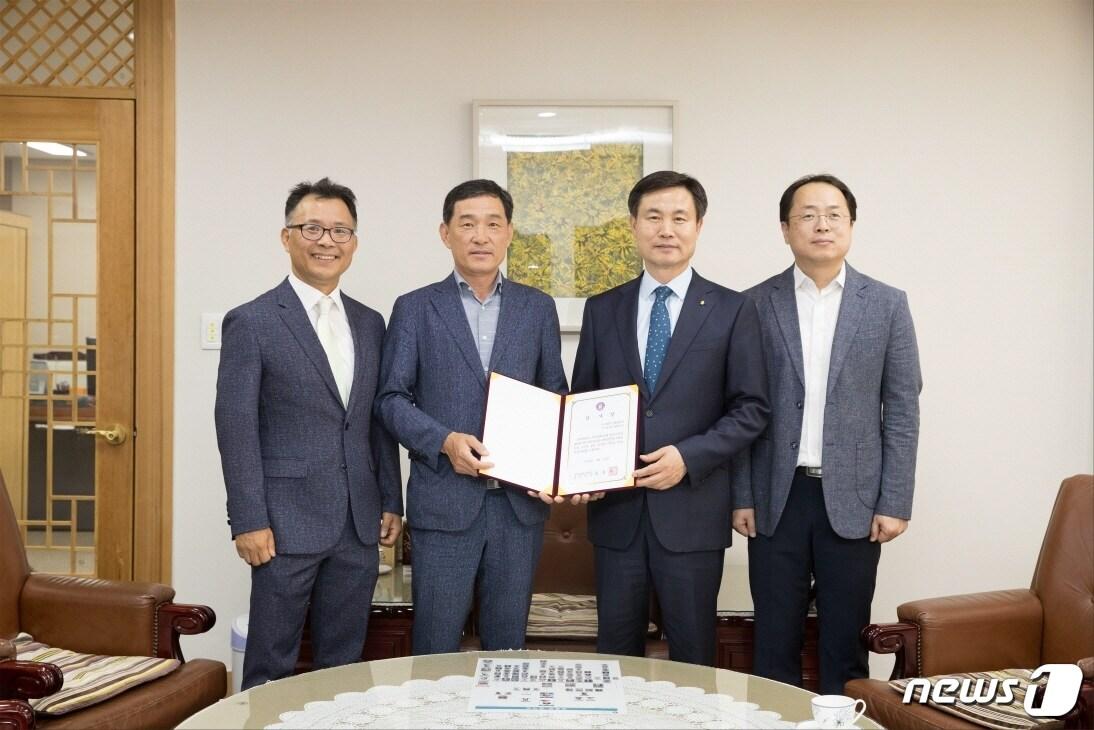 본문 이미지 - 전북지역 목재산업 관련 8개 기업 대표들이 최근 전북대를 방문, 장학금 1060만원을 출연했다.(전북대 제공) /ⓒ 뉴스1