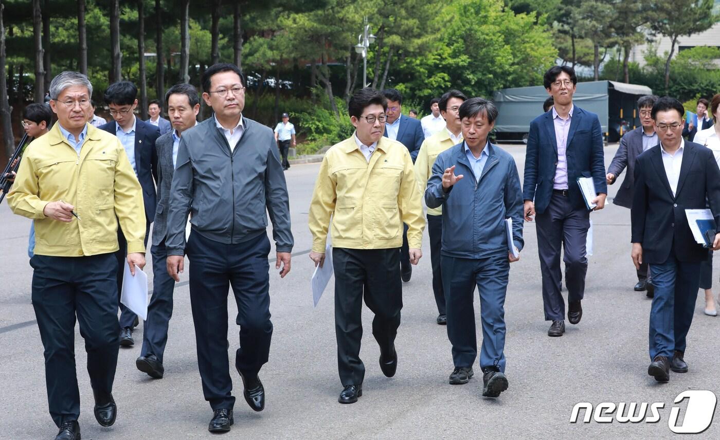 본문 이미지 - 조명래 환경부 장관이 최근 인천에서 발생한 붉은 수돗물 사태를 점검하기 위해 17일 오후 인천시 서구 공촌정수장을 방문했다. 조 장관은 이날 박남춘 인천시장과 정수장 등을 확인했다. 환경부는 한국수자원공사와 협력해 병에 담은 수돗물을 식수로 제공하고 오염물질 제거 기술지원을 통해 인천 수돗물 공급을 정화할 계획이다. 인천은 지난 5월 30일부터 수돗물에 적수가 발생해 17일 기준 총 151개 학교가 급식 피해를 입었다.2019.6.17/뉴스1 ⓒ News1 정진욱 기자