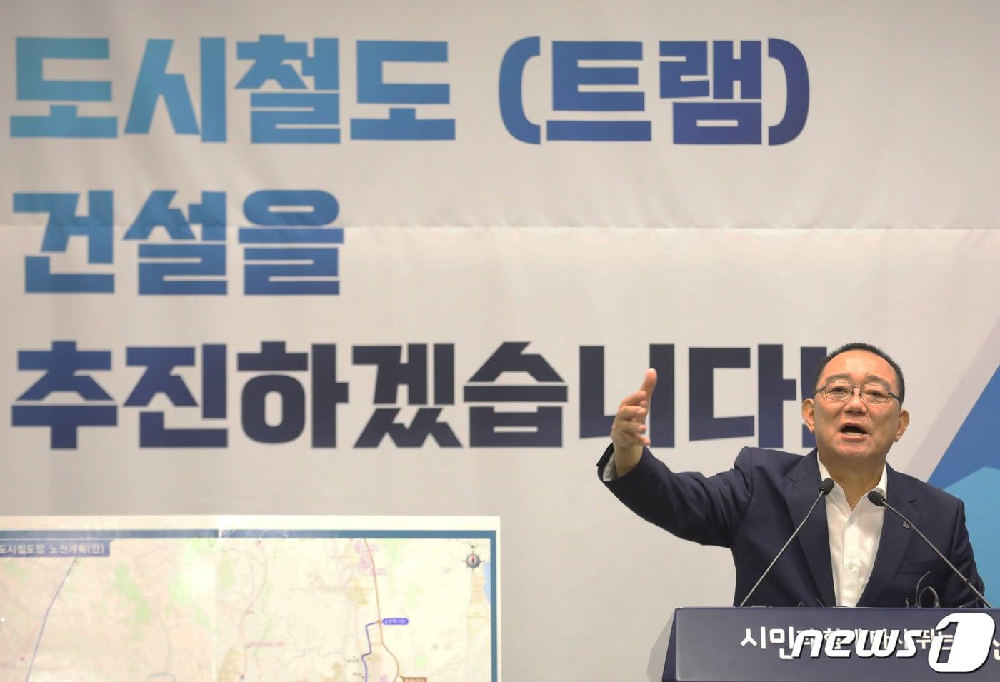 본문 이미지 - 송철호 울산시장이 18일 오전 울산시청 프레스센터에서 기자회견을 열고 ‘도시철도(트램)망 구축계획(안)’ 용역 결과를 발표하고 있다.2019.6.18/뉴스1 ⓒ News1 윤일지 기자