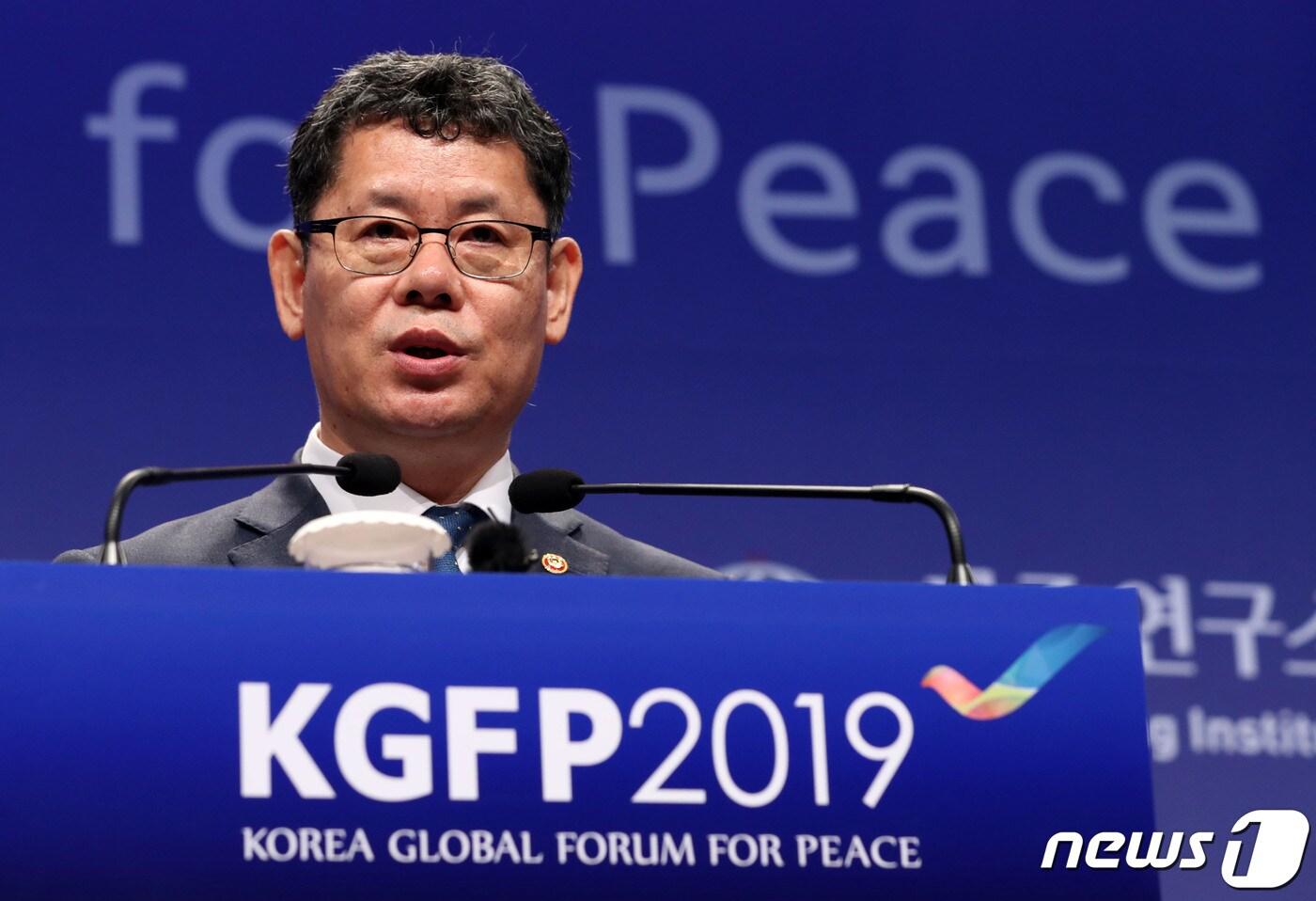 김연철 통일부 장관이 19일 오전 서울 중구 조선호텔에서 열린 한반도 국제평화포럼(KGFP2019)에서 기조연설을 하고 있다. 2019.6.19/뉴스1 ⓒ News1 박세연 기자