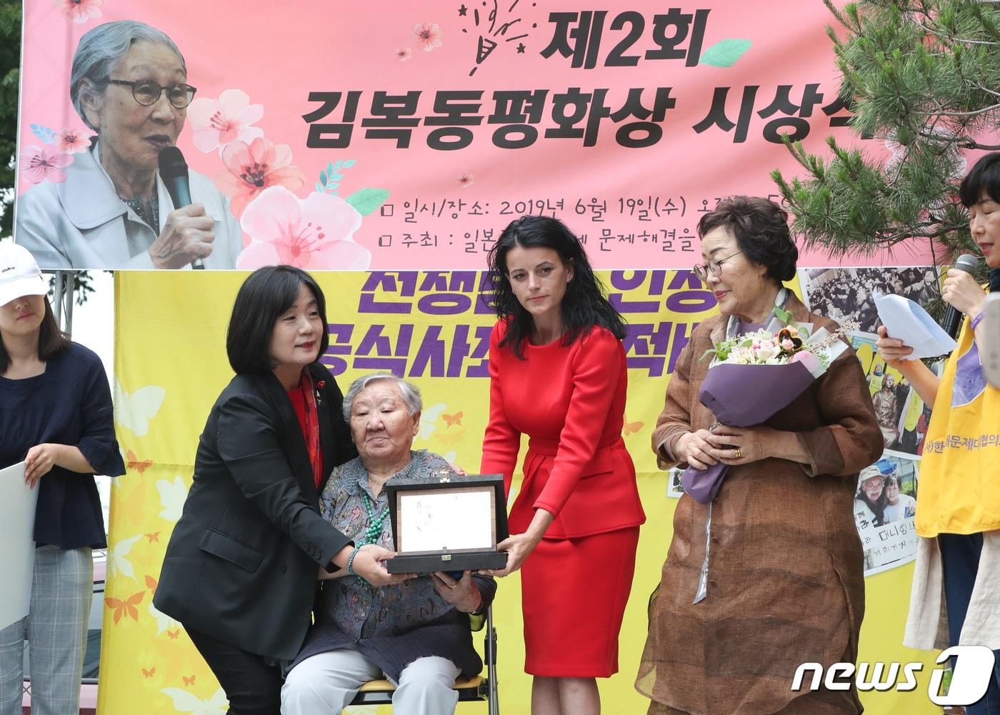 본문 이미지 - 윤미향 국회의원과 길원옥 할머니 자료사진. /뉴스1 