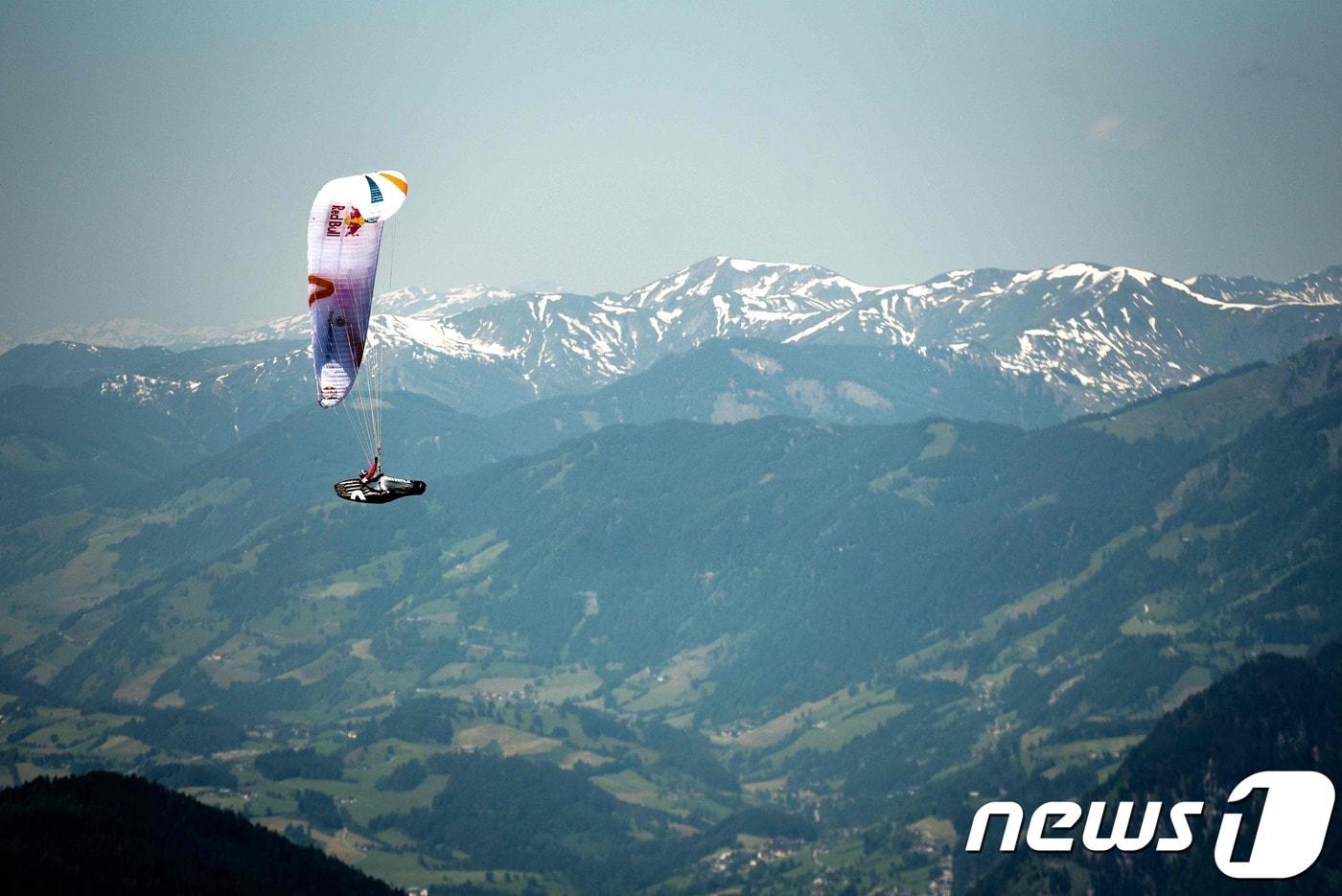 본문 이미지 - 패러글라이딩 <자료사진> ⓒ AFP=뉴스1
