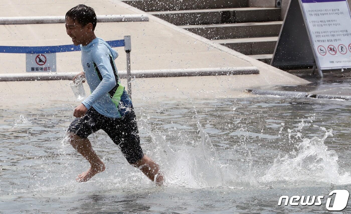 낮 기온이 섭씨 30도에 육박한 2일 서울 여의도 물빛 광장에서 어린이들이 물놀이를 하며 더위를 날려보내고 있다. /뉴스1 ⓒ News1 이종덕 기자