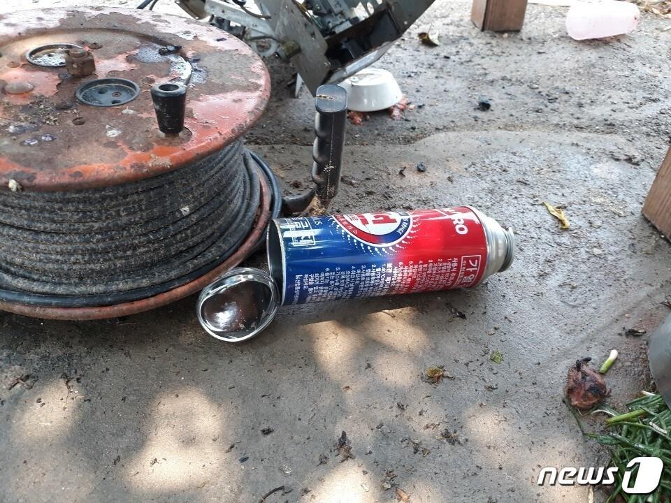 본문 이미지 - 2일 파주의 한 가정집 마당에서 부탄가스 폭발로 9명이 부상을 입었다. 사진은 폭발한 부탄가스 용기. /사진제공=파주소방서 ⓒ 뉴스1