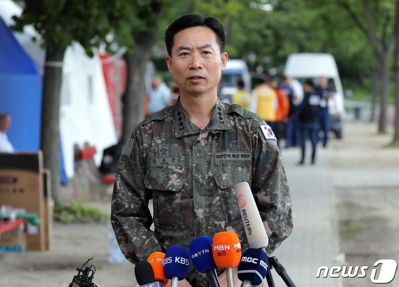본문 이미지 - 헝가리 부다페스트 다뉴브강 유람선 침몰사고 닷새째인 2일 오전(현지시간) 다뉴브강 머르기트섬에 마련된 정부합동신속대응팀 현장상황실 앞에서 송순근 주헝가리 국방무관이 수색활동 현황을 설명하고 있다. 2019.6.2/뉴스1 ⓒ News1 구윤성 기자