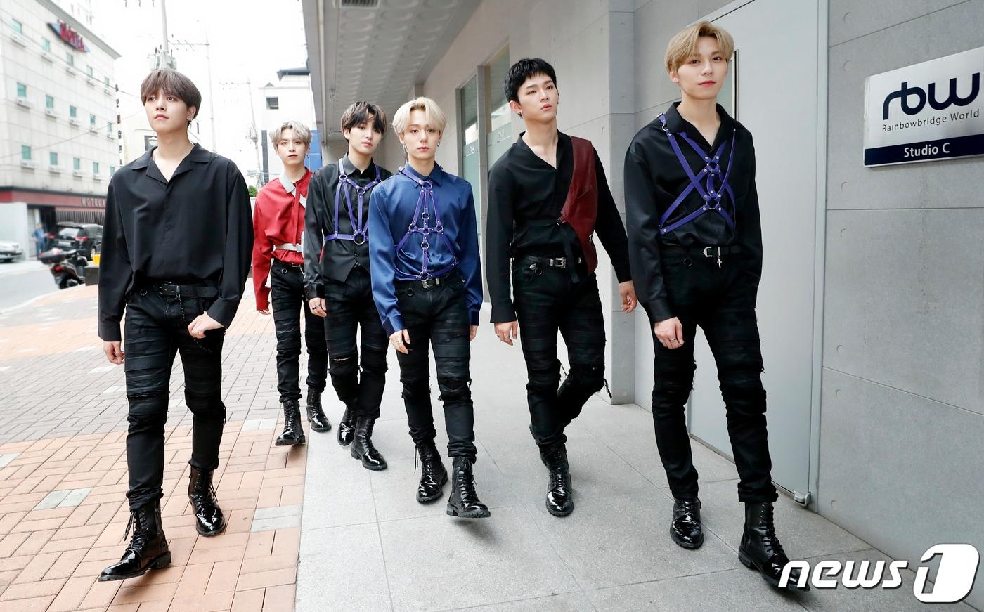 본문 이미지 - 서울 장안동 RBW 사옥. 아이돌그룹 원어스(ONEUS) 레이븐(왼쪽부터), 시온, 서호, 환웅, 이도, 건희 딥풀이.ⓒ News1 권현진 기자