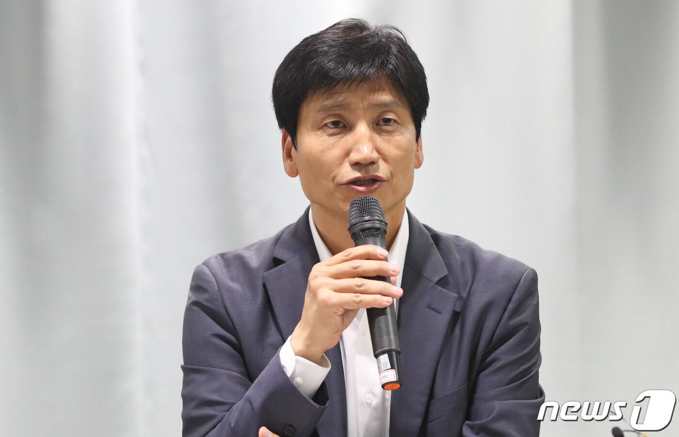 본문 이미지 - U-20 월드컵에서 한국 대표팀을 이끌고 준우승을 이룬 정정용 감독이 20일 서울 신문로 축구회관에서 열린 월드컵 결산 기자회견에서 취재진의 질문에 답하고 있다. 2019.6.20/뉴스1 ⓒ News1 허경 기자