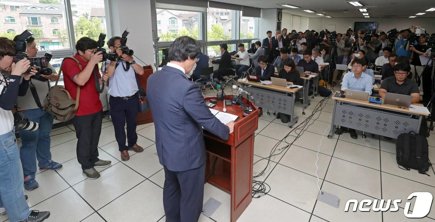 본문 이미지 - 상산고등학교의 자립형사립고 재지정 평가 결과 발표일인 20일 전북 전주시 전북교육청 브리핑룸에서 하영민 학교교육과장이 상산고와 군산중앙고 2곳의 자사고 지정 취소에 대해 발표하고 있다.2019.6.20 /뉴스1 ⓒ News1 문요한 기자