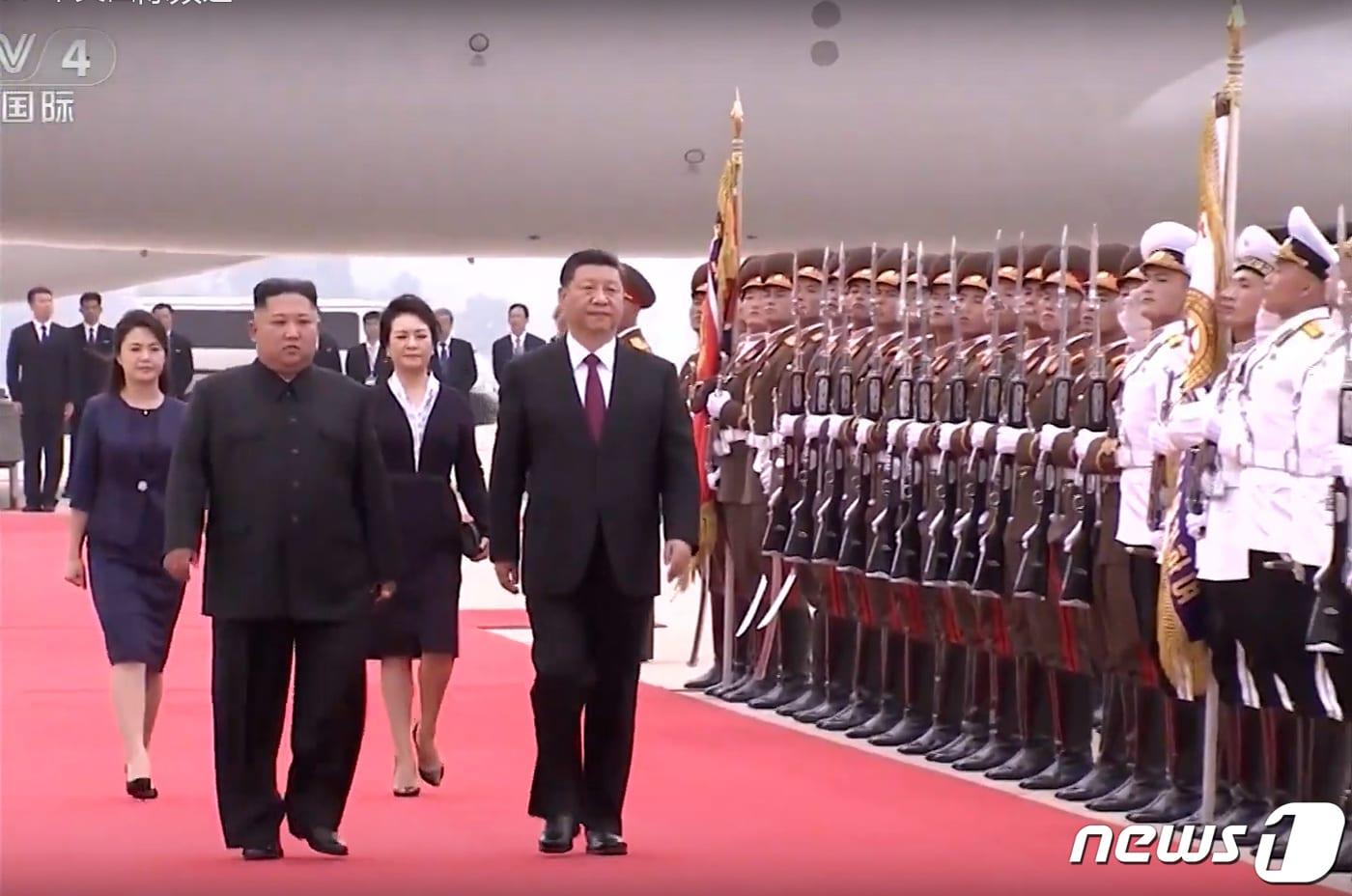 본문 이미지 - 시진핑 중국 국가주석이 지난 2019년 방북 때 평양 순안공항(평양국제비행장)으로 영접을 나온 김정은 노동당 총비서와 함께 인민군 의장대를 사열하고 있다. (CCTV화면 캡쳐)2019.6.20 ⓒ 뉴스1