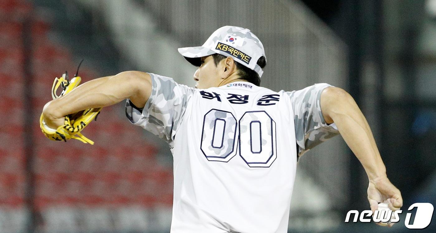 20일 오후 서울 송파구 잠실야구장에서 열린 프로야구 2019 신한은행 마이카(MY CAR) KBO 리그 NC 다이노스와 두산 베어스의 경기 8회초 교체된 두산 투수 박정준이 역투하고 있다. 2019.6.20/뉴스1 ⓒ News1 안은나 기자