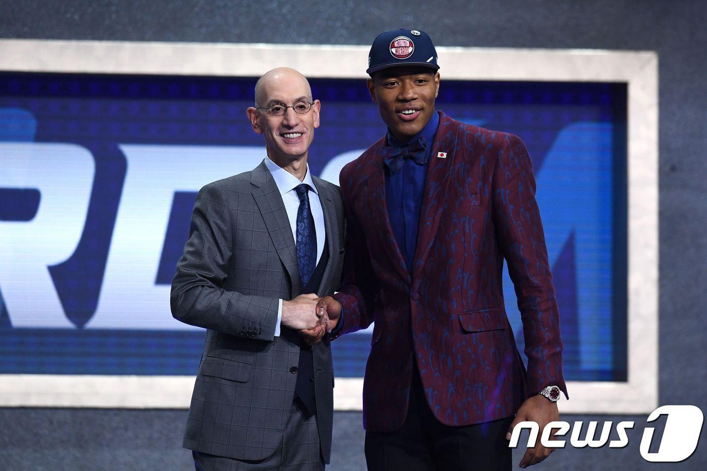 본문 이미지 - 2019 미국프로농구(NBA) 신인 드래프트 전체 9순위로 지명받은 하치무라 루이(오른쪽)이 NBA 커미셔너 아담 실버와 기념 사진을 찍고 있다.  ⓒ AFP=뉴스1