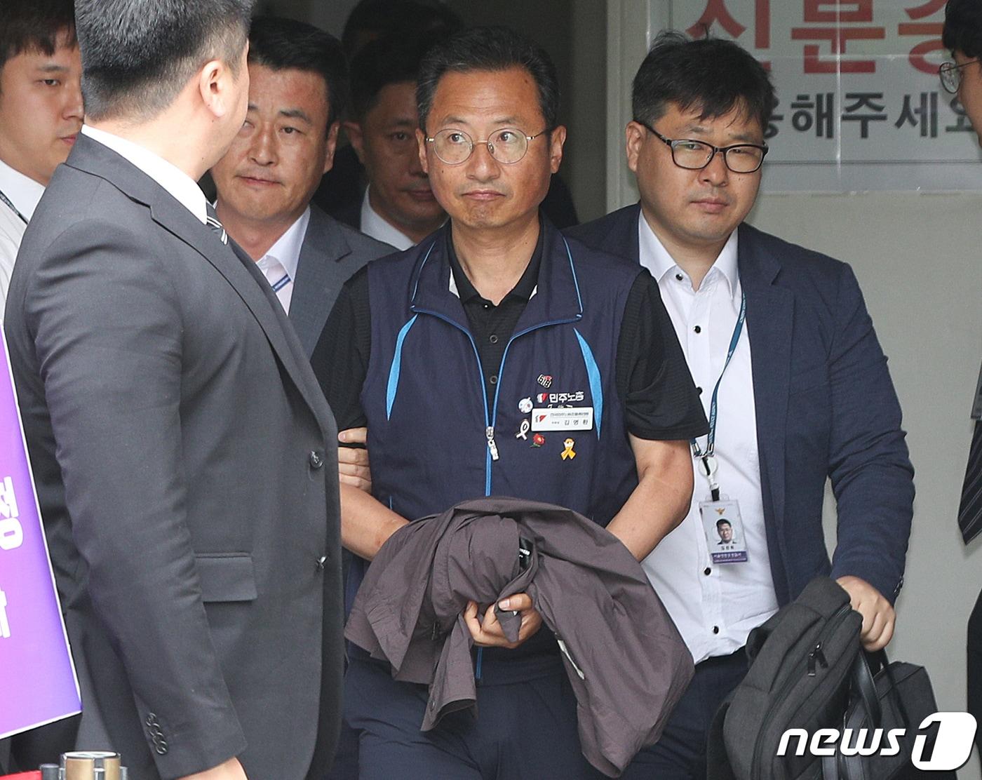 본문 이미지 - 불법 폭력시위 혐의를 받고 있는 김명환 민주노총 위원장이 21일 구속됐다. 법원은 김위원장이 도주 우려가 있다며 구속했다. 사진은 이날 오후 김 위원장이 서울 양천구 서울남부지방법원에서 구속 전 피의자심문(영장실질심사)를 마치고 법정을 나서는 모습. 2019.6.21/뉴스1 ⓒ News1 신웅수 기자