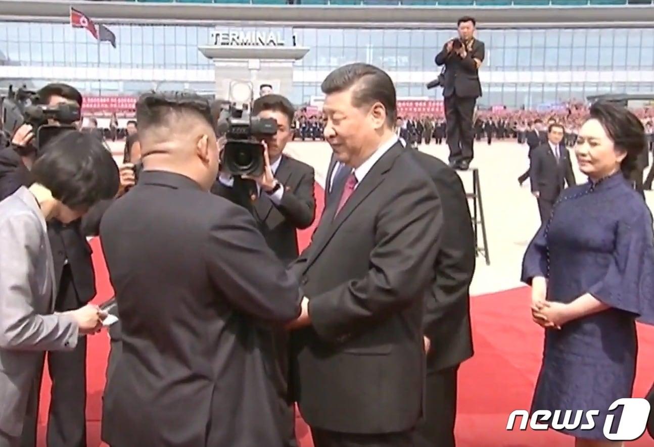 본문 이미지 - 지난 2019년 6월 21일 시진핑 중국 국가주석이 평양 순안공항에서 김정은 북한 국무위원장의 환송을 받고 있다.(CCTV 캡쳐) 2019.6.21 ⓒ 뉴스1