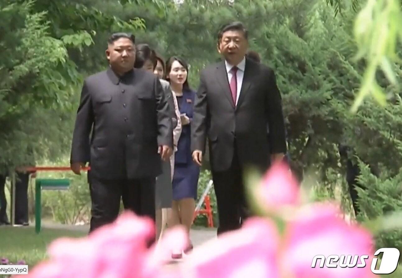 본문 이미지 - 시진핑 중국 국가주석이 21일 김정은 북한 국무위원장과 함께 평양 금수산영빈관을 산책하고 있다.(CCTV 캡쳐) 2019.6.21/뉴스1