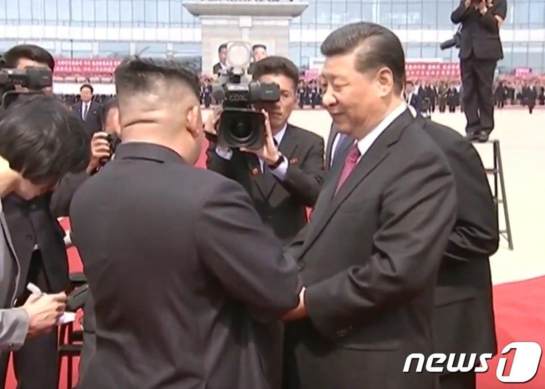 본문 이미지 - 시진핑 중국 국가주석이 21일 평양 순안공항에서 김정은 북한 국무위원장의 환송을 받고 있다.(CCTV 캡쳐) 2019.6.21/뉴스1
