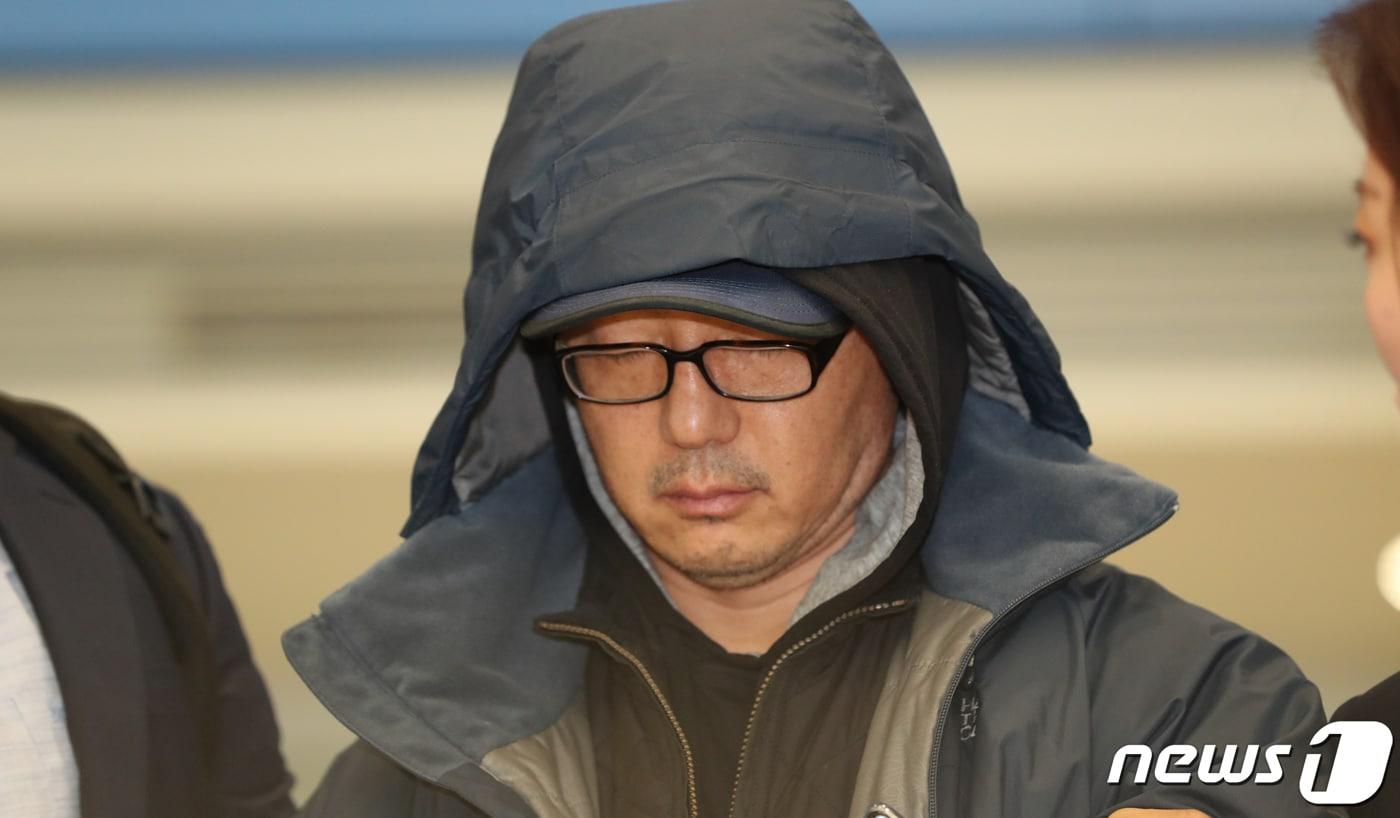 본문 이미지 - 정태수 전 한보그룹 회장(96)의 넷째 아들 정한근씨(54)가 두바이에서 체포돼 지난 22일 인천국제공항을 통해 송환되고 있다. 2019.6.22/뉴스1 ⓒ News1 허경 기자