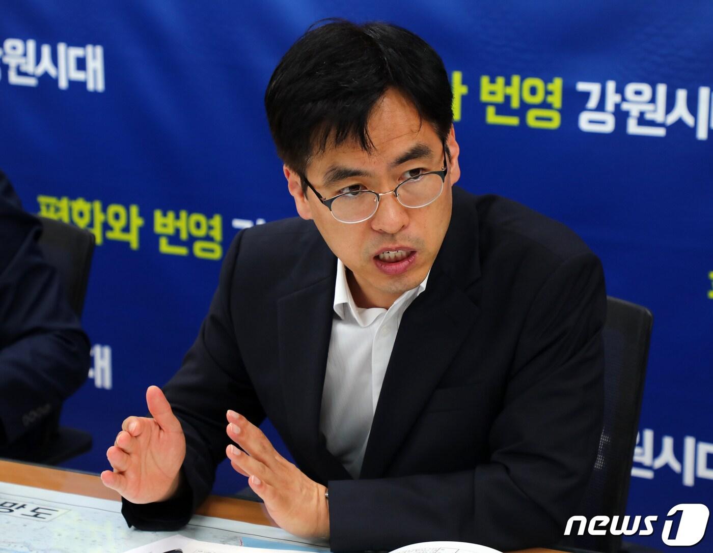 본문 이미지 - 김민재 강원도 기획조정실장이 24일 강원도청 기자실에서 제3회 추경 예산안에 대해 설명하고 있다. 2019.6.24/뉴스1 ⓒ News1 하중천 기자