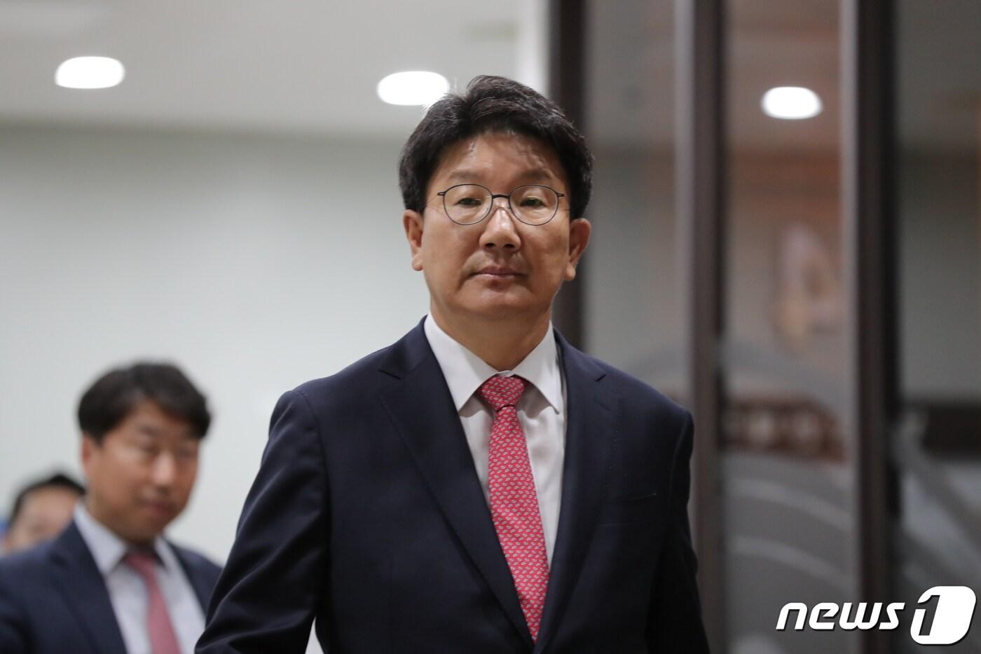 '강원랜드 채용 비리' 의혹을 받고 있는 권성동 자유한국당 의원이 24일 오후 서울 서초구 서울중앙지법에서 열린 선고공판에서 무죄를 선고 받은후 법정을 나서고 있다. 법원은 권 의원에게 채용 청탁을 받았다는 최흥집 전 강원랜드 사장 진술의 신빙성이 낮다고 판단했다. 2019.6.24/뉴스1 ⓒ News1 이재명 기자