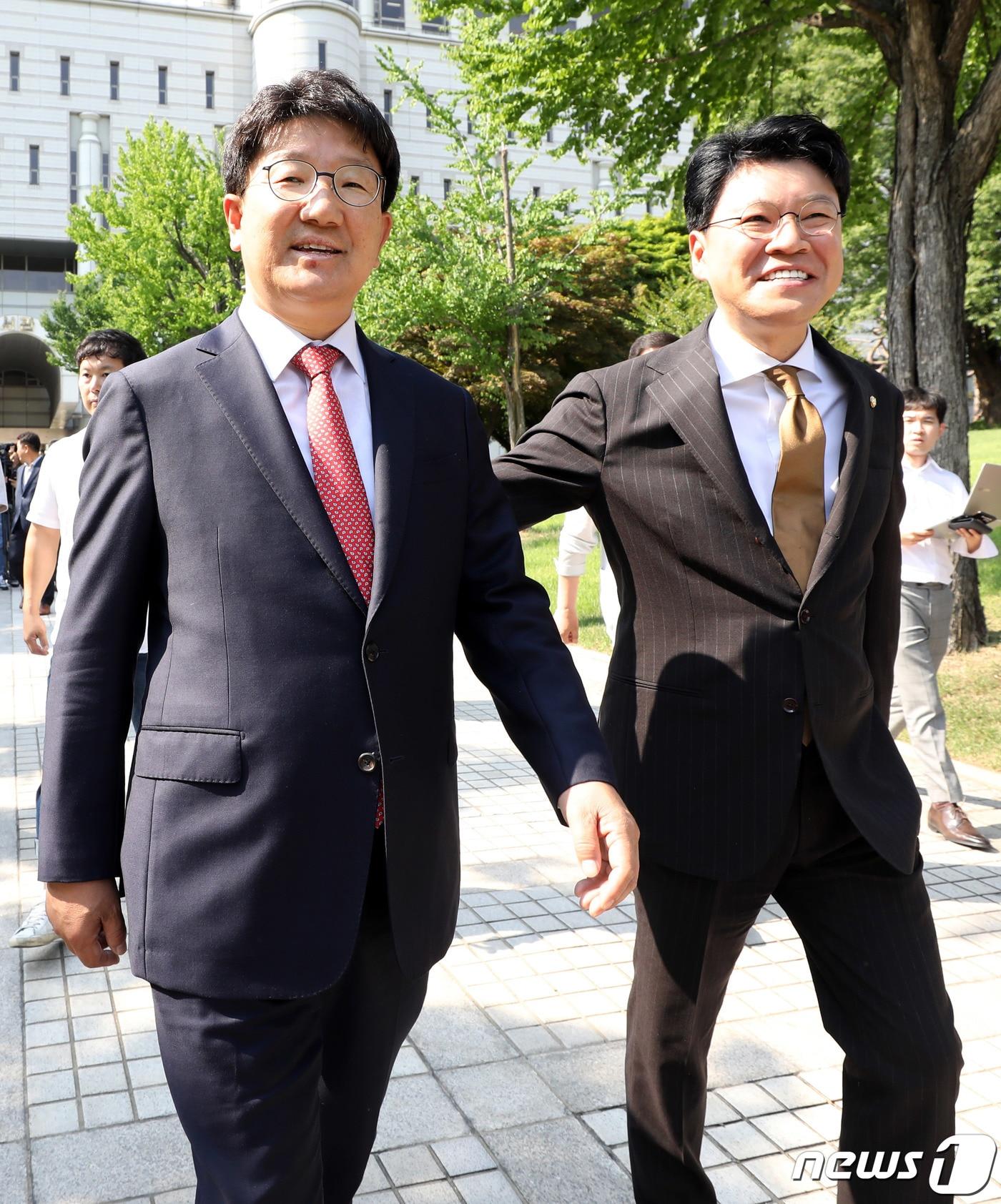 본문 이미지 - '강원랜드 채용 비리' 의혹을 받고 있는 권성동 자유한국당 의원이 24일 오후 서울 서초구 서울중앙지법에서 열린 선고공판에서 무죄를 선고 받은 후 법원을 나서고 있다. 2019.6.24/뉴스1 ⓒ News1 이재명 기자