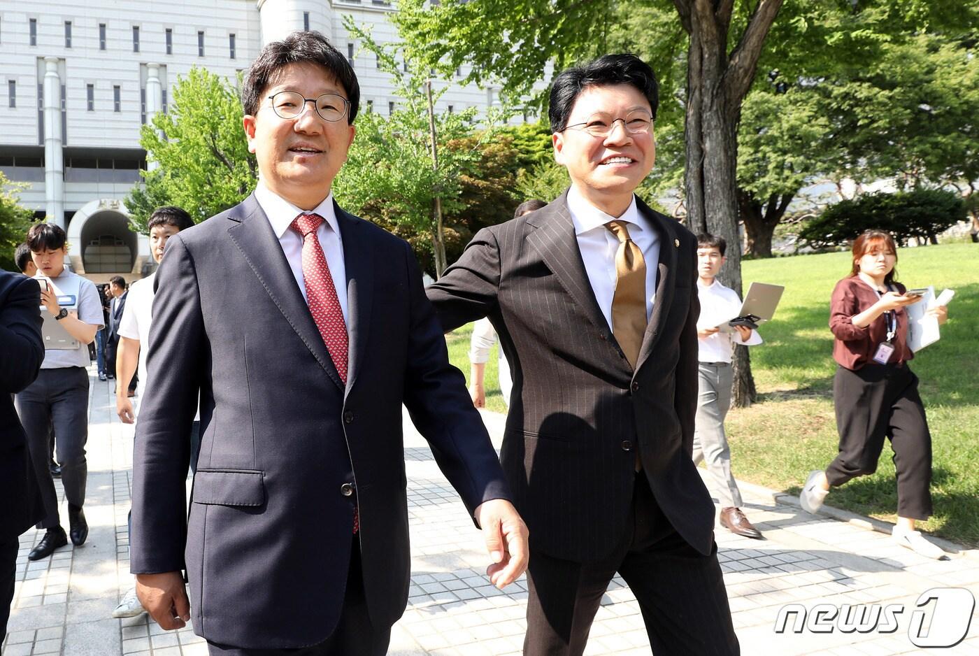 '강원랜드 채용 비리' 의혹을 받고 있는 권성동 자유한국당 의원이 2019년 6월 24일 오후 서울 서초구 서울중앙지법에서 열린 1심 선고공판에서 무죄를 선고 받은 후 장제원 의원과 함께 법원을 나서고 있다. 권 의원은 지난 2월 대법원으로부터 무죄를 확정받았다. ⓒ News1 이재명 기자