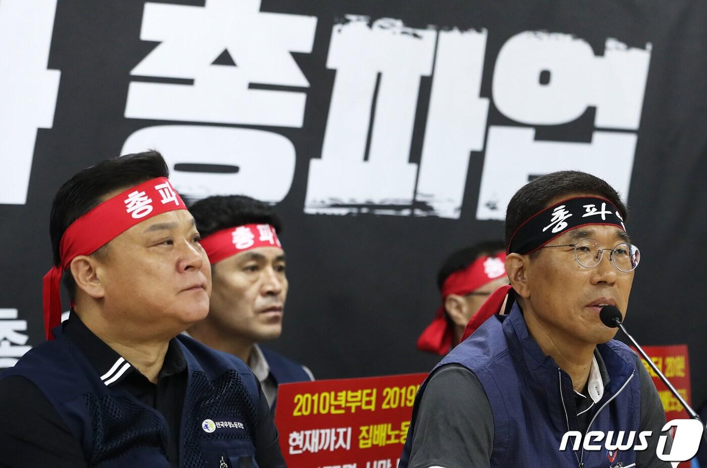 25일 오전 서울 여의도 한국노총 대회의실에서 열린 '전국우정노조 총파업 관련 기자회견'에서 김주영 한국노총 위원장이 발언하고 있다.  ⓒ News1 오대일 기자