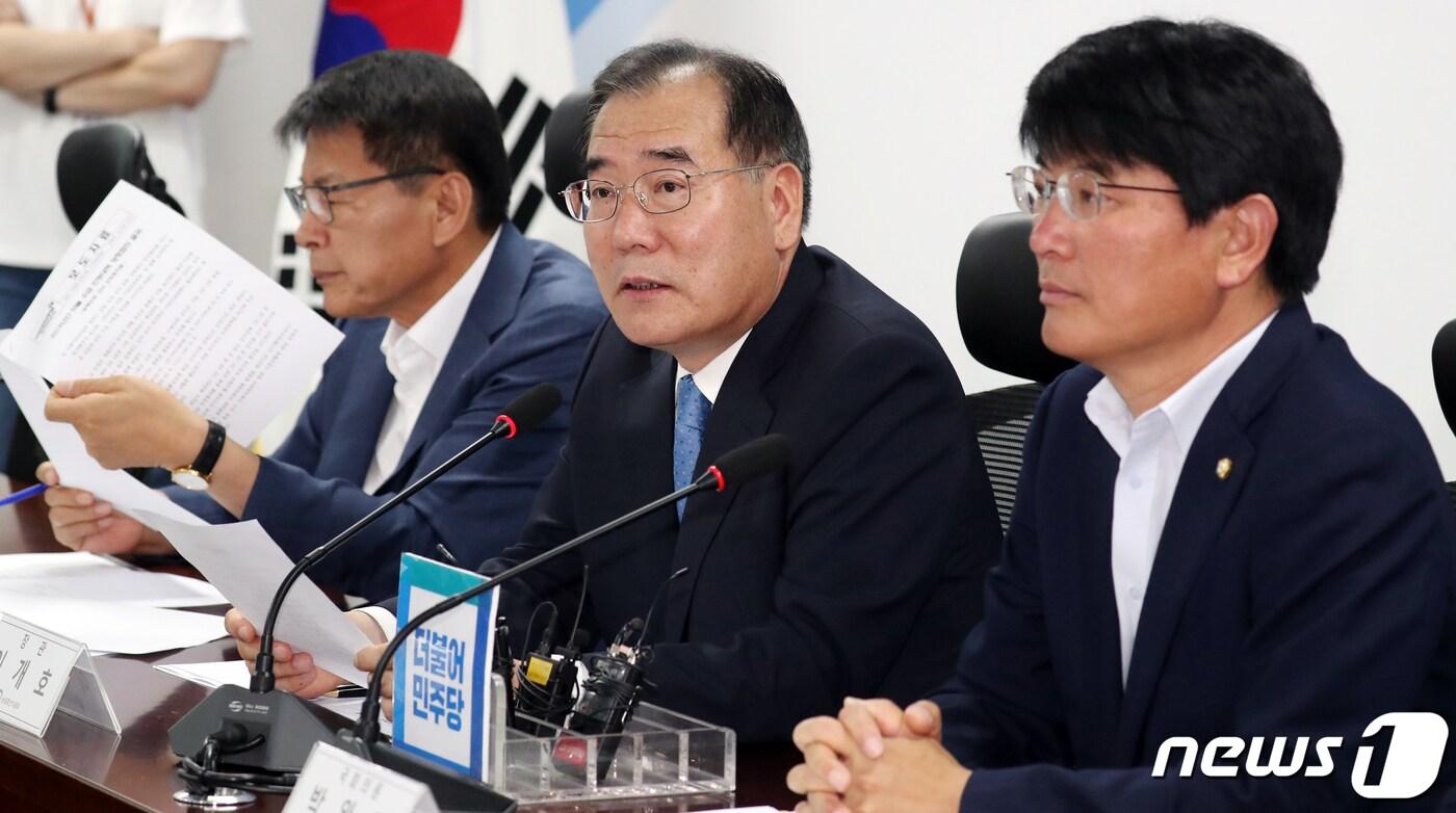 본문 이미지 - 이개호 농림축산식품부장관이 25일 서울 여의도 국회 의원회관에서 열린 마늘가격 및 수급안정 대책 마련을 위한 당정협의에서 모두발언을 하고 있다. 2019.6.25/뉴스1 ⓒ News1 김명섭 기자