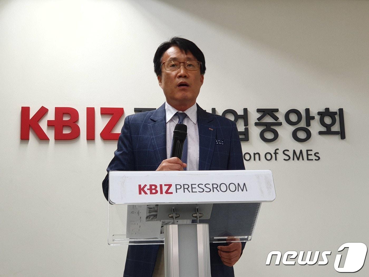 본문 이미지 - 김영수 한국시계산업협동조합 이사장이 25일 오전 서울 여의도 중소기업중앙회에서 기자회견을 열고 "쿠팡이 명품시계를 모방한 짝퉁 시계의 판매를 방관하고 있다"며 "건전한 소비시장을 심각하게 훼손하고 그 피해는 비슷한 가격대의 국산 시계로 번지고 있다"고 호소하고 있다.2019.6.25/뉴스1 ⓒ 뉴스1 최동현 기자