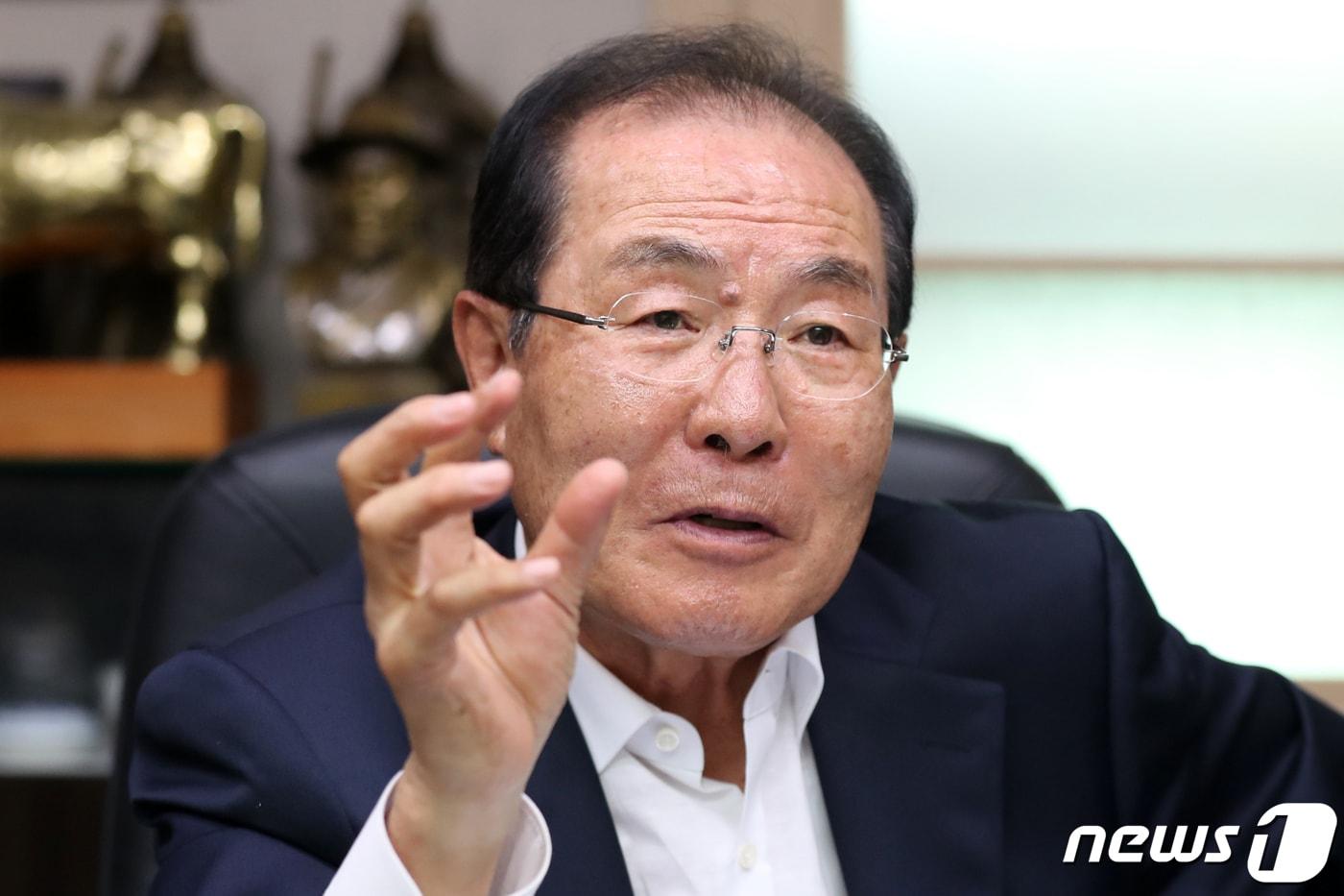 윤동한 한국콜마 회장이 8일 서울 서초구 한국콜마에서 뉴스1과 인터뷰를 하고 있다. 2019.7.8/뉴스1 ⓒ News1 민경석 기자