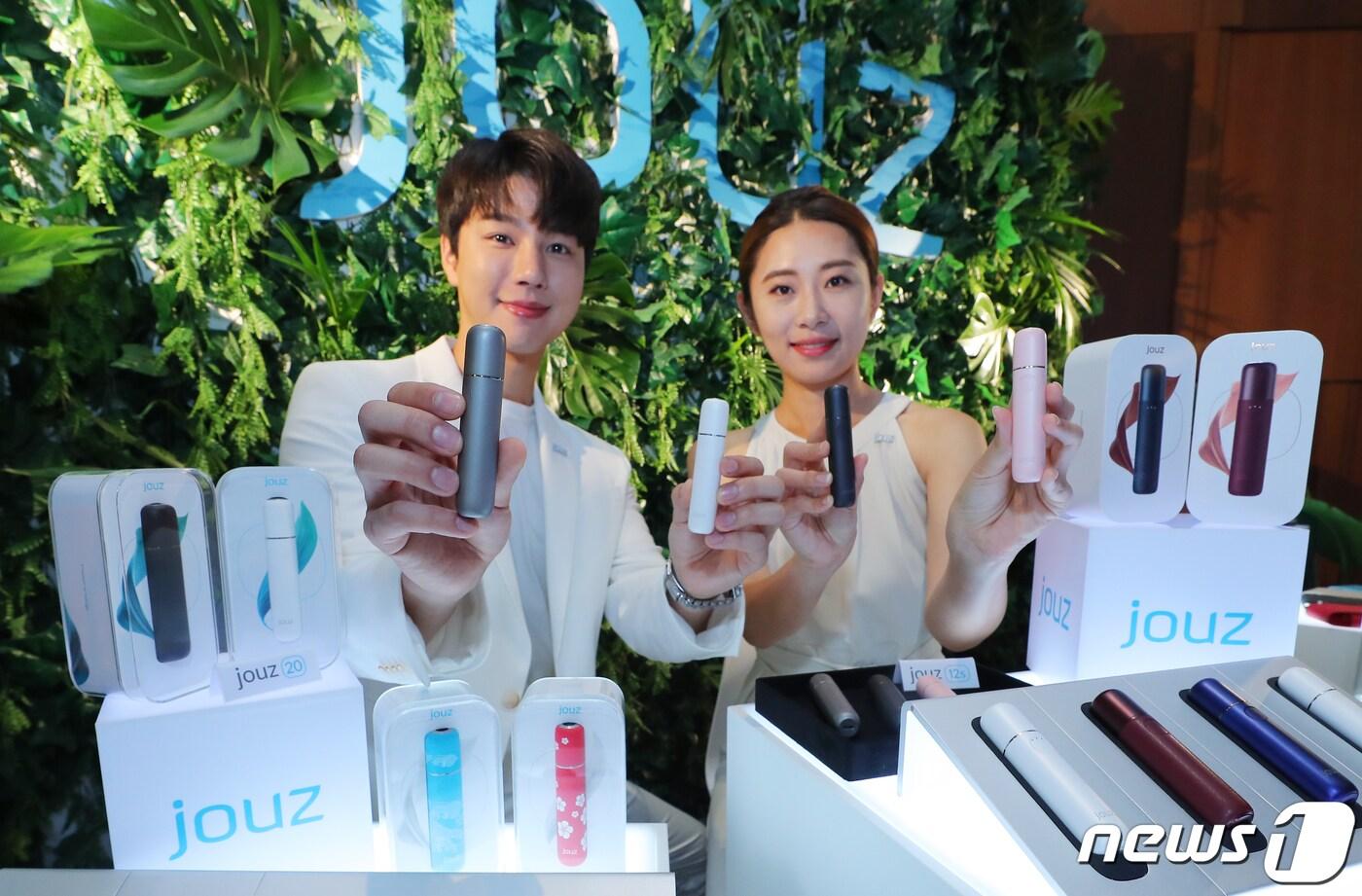 26일 서울 중구 신라호텔 영빈관에서 프리미엄 전자담배 브랜드 '죠즈(jouz)' 모델이 궐련형 전자담배 '죠즈 20s'와 '죠즈 12s'를 선보이고 있다. . 2019.6.26/뉴스1 ⓒ News1 구윤성 기자