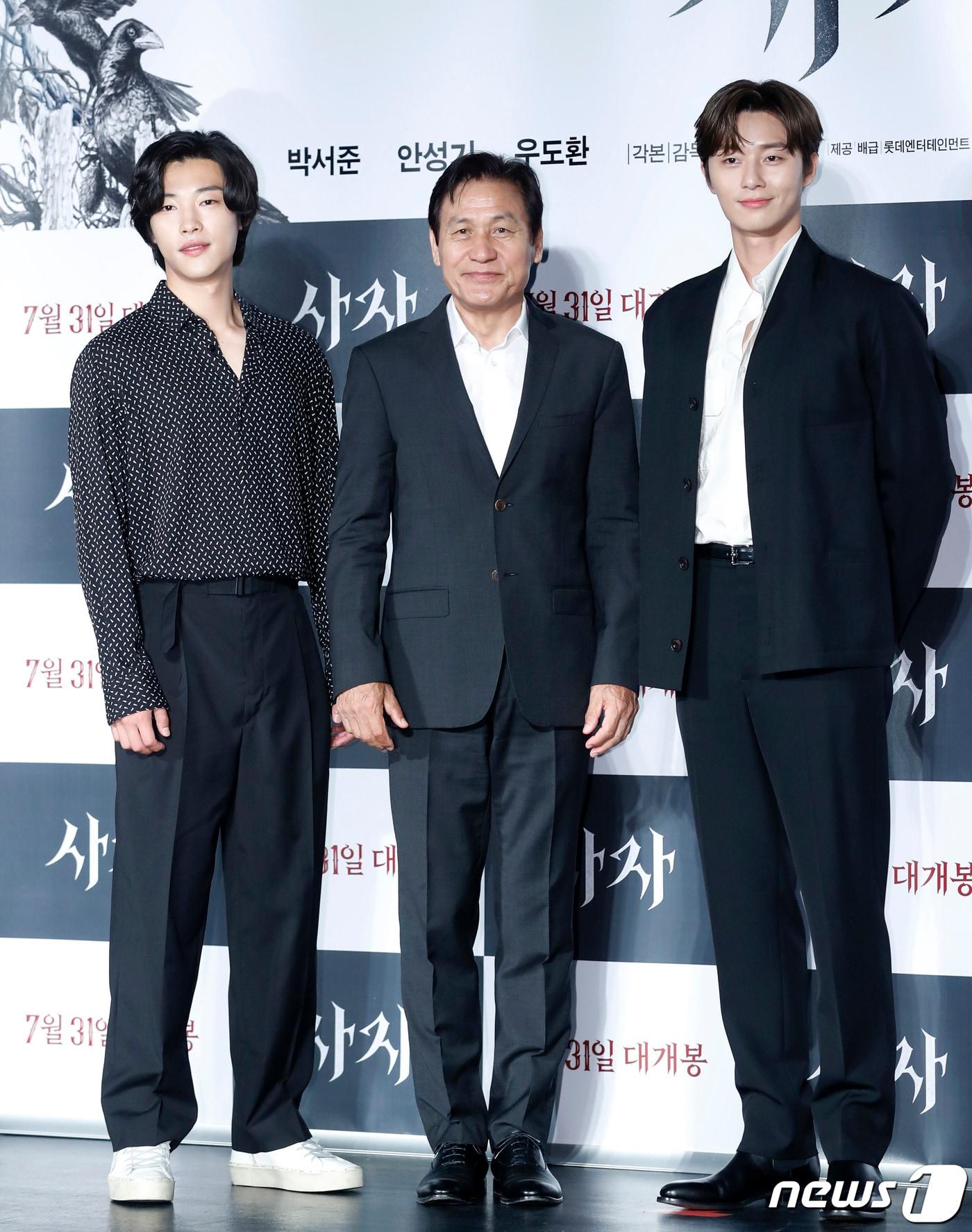 본문 이미지 - 배우 우도환, 안성기, 박서준이 26일 서울 건대 롯데시네마에서 열린 영화 ‘사자’ 제작보고회에 참석해 포즈를 취하고 있다. '사자'는 격투기 챔피언 용후(박서준)가 구마 사제 안신부(안성기)를 만나 세상을 혼란에 빠뜨린 강력한 악(惡)에 맞서는 이야기를 그린 작품이다. 2019.6.26/뉴스1 ⓒ News1 권현진 기자