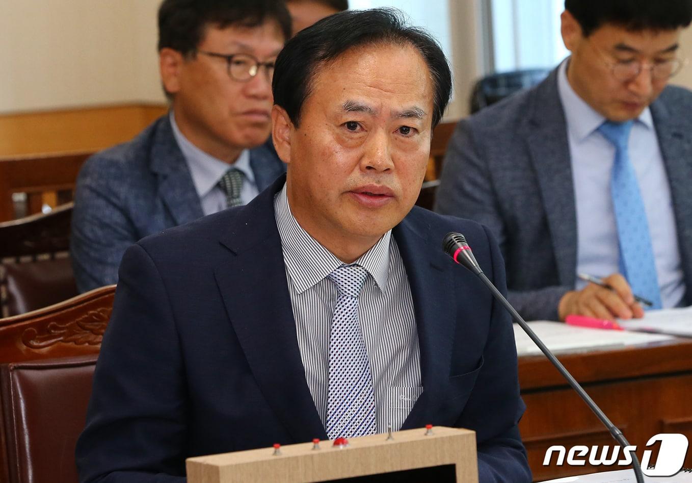 본문 이미지 - 전찬환(61) 강원도립대학교 총장 후보자가 26일 강원도의회에서 열린 인사청문회에서 직무수행계획 등을 설명하고 있다. (강원도의회 제공) 2019.6.26/뉴스1 ⓒ News1 하중천 기자