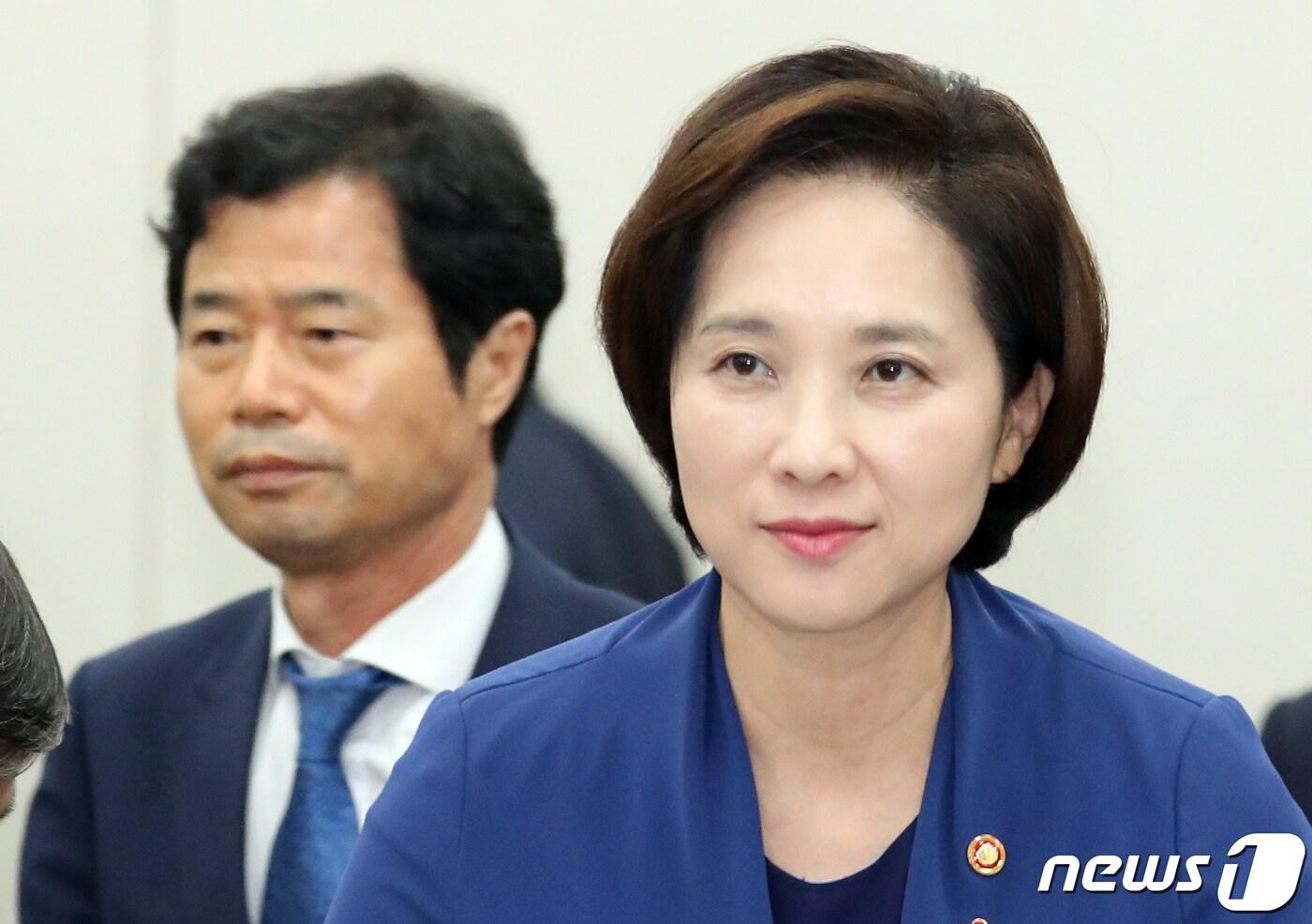 본문 이미지 - 유은혜 사회부총리 겸 교육부 장관과 김승환 전국 시도교육감협의회장( 전북교육감)이 지난달 26일 서울 여의도 국회에서 열린 교육위 전체회의에 참석한 모습(뉴스1 DB)  ⓒ News1 김명섭 기자