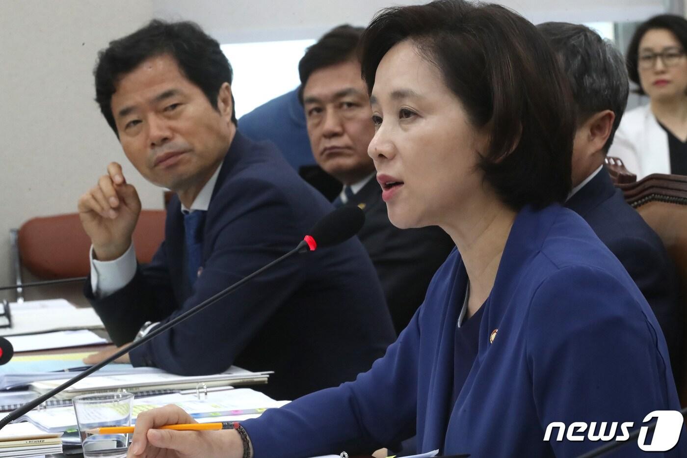 본문 이미지 - 김승환 전북교육감이 지난달 26일 오후 서울 여의도 국회에서 열린 교육위원회 전체회의에서 유은혜 교육부 장관을 바라보고 있다. (뉴스1 DB)ⓒ News1 임세영 기자