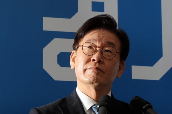 본문 이미지 - 이재명 경기도지사는 기본소득 도입은 시기의 문제일 뿐으로 반드시 도입 될 것이라며 정부를 향해 서둘로 시행할 것을 주문했다. ⓒ News1 