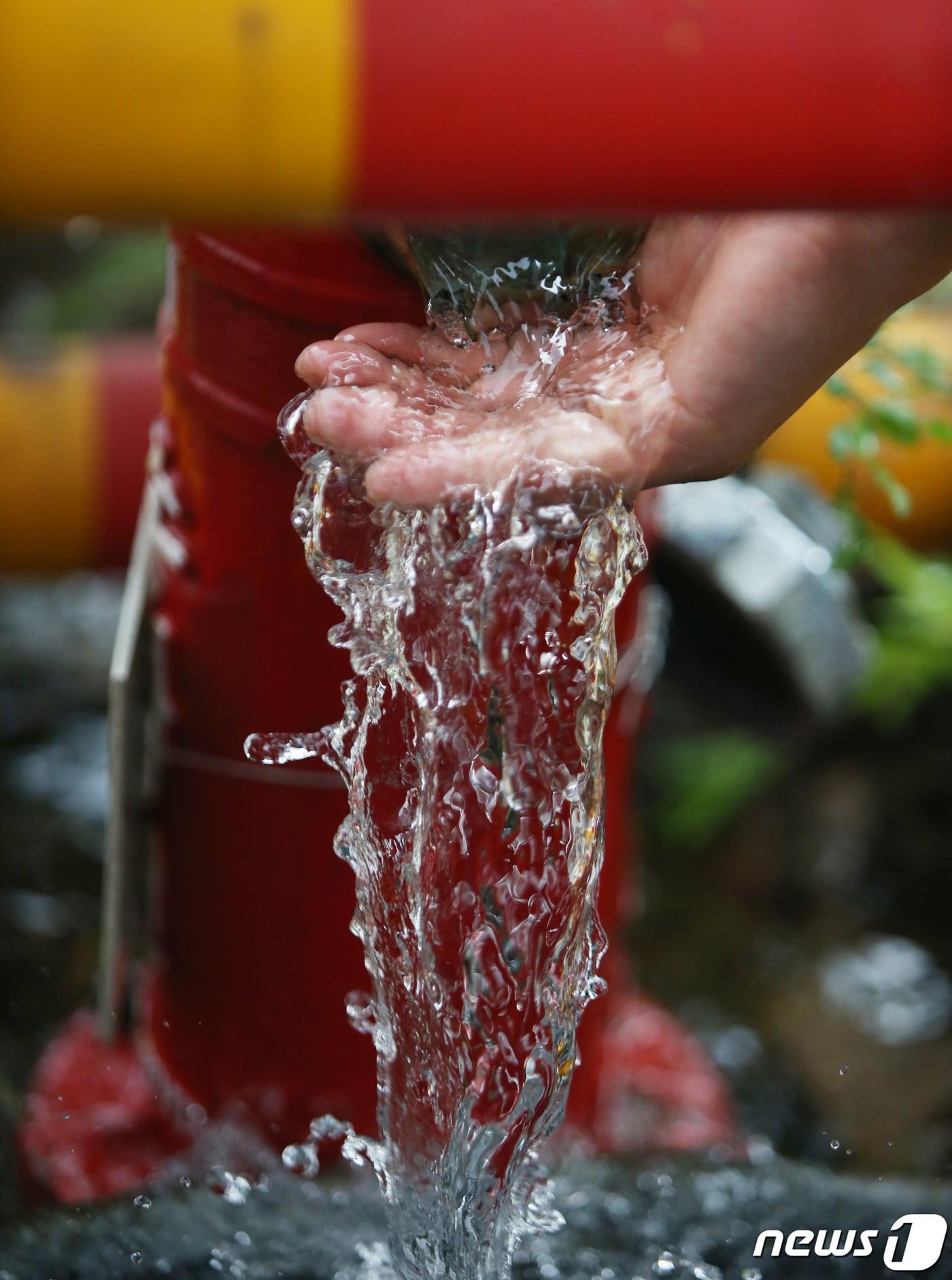 본문 이미지 - 인천시 서구 청라동의 한 소화전에서 상수도사업본부 관계자들이 수돗물을 확인하고 있다. (자료사진)/뉴스1 ⓒ News1 정진욱 기자