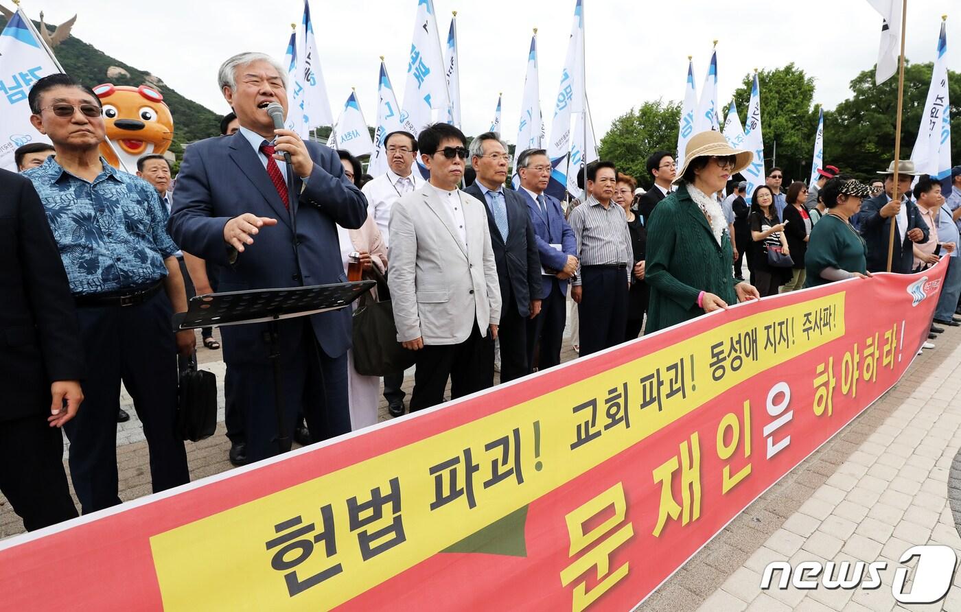 한국기독교총연합회 대표회장인 전광훈 목사가 27일 서울 종로구 청와대 분수대 앞에서 열린 '문재인 대통령 하야 촉구 1000만 서명 발대식'에서 발언하고 있다. 2019.6.27/뉴스1 ⓒ News1 오대일 기자