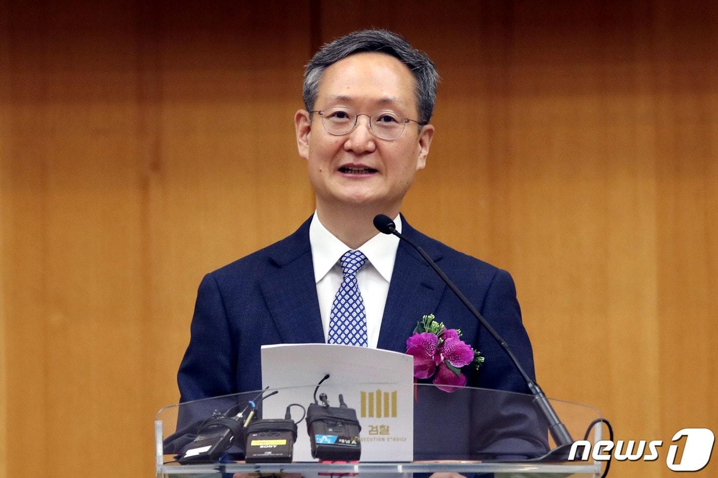 봉욱 전 대검찰청 차장검사가 서울 서초동 대검찰청에서 열린 퇴임식에서 퇴임사를 하고 있다.2019.6.27/뉴스1 ⓒ News1 이광호 기자