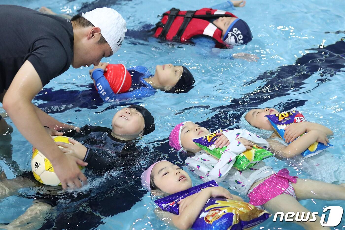 본문 이미지 - 대구교육청은 11일 올해 23억3000만원을 지원해 초등 생존수영 실기교육을 운영한다고 밝혔다. 사진은 유치원생을 대상으로 한 생존수영 교육 모습. (사진은 기사 내용과 무관함) 뉴스1 ⓒ News1 자료 사진