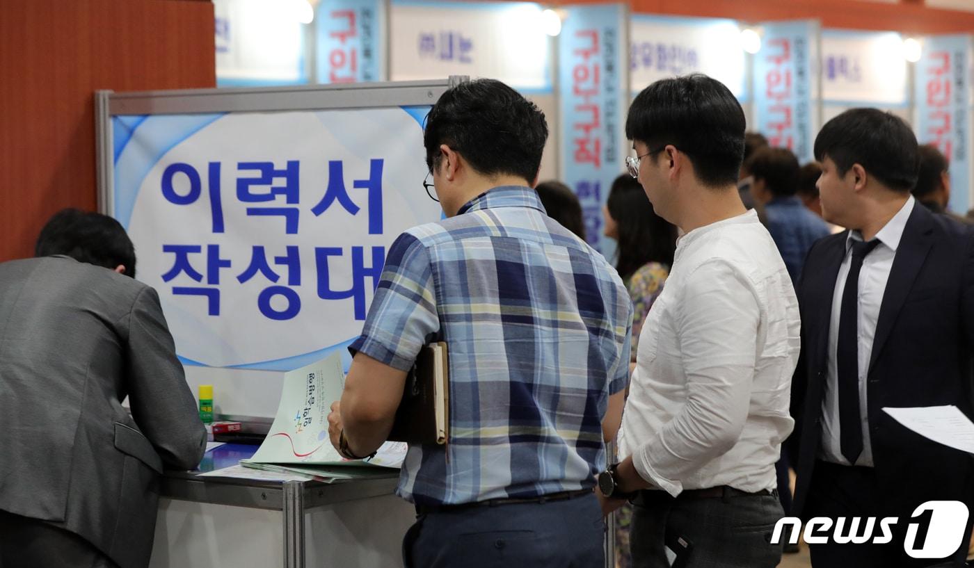 한 채용박람회에서 구직자들이 이력서를 쓰기 위해 줄을 서 있다. 2019.6.27/뉴스1 ⓒ News1 문요한 기자