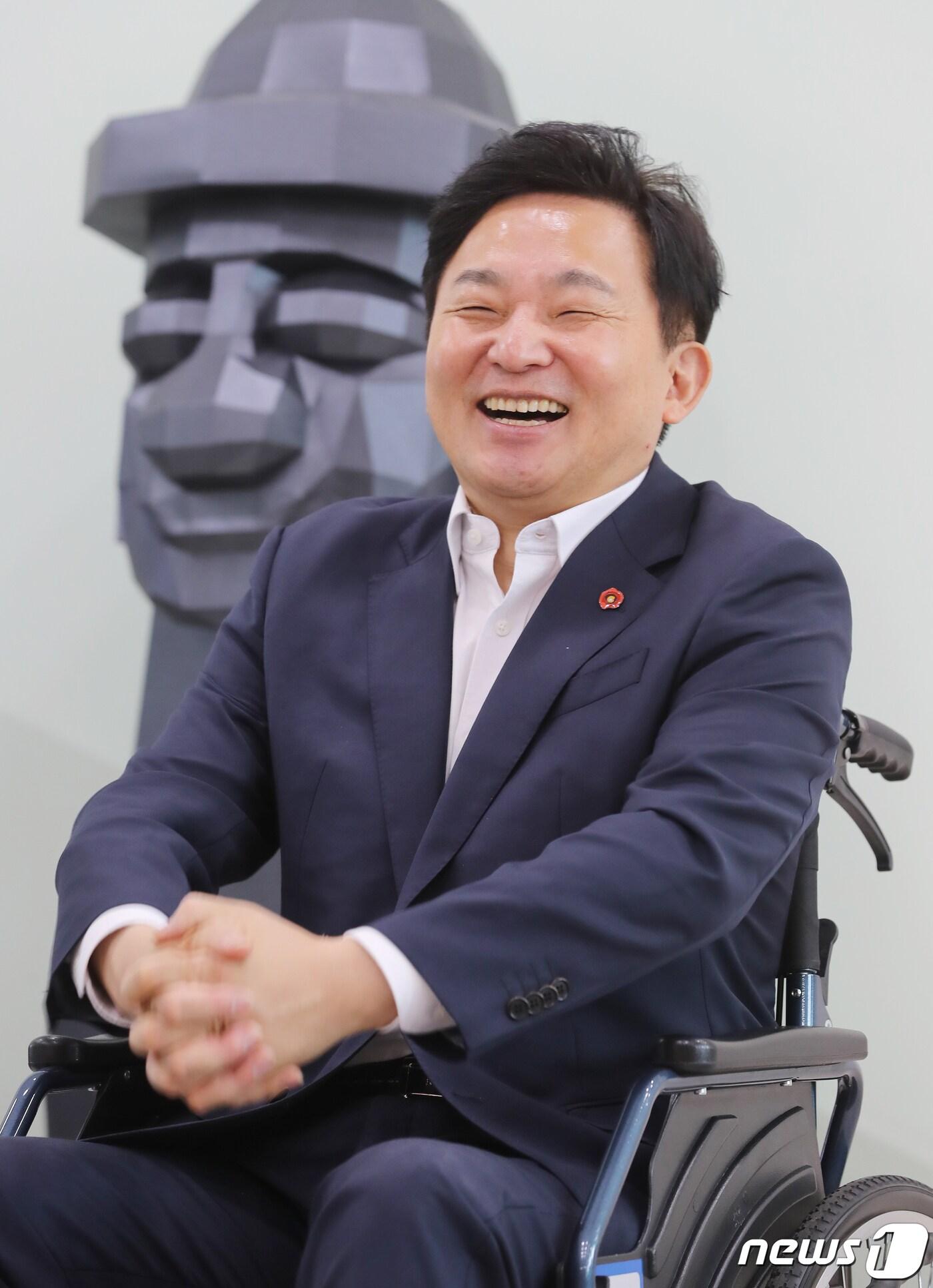 본문 이미지 - 원희룡 제주지사가 28일 제주시 연동 제주도청 집무실에서 뉴스1과 민선 7기 1주년 인터뷰를 하고 있다.2019.6.28/뉴스1 ⓒ News1 이석형 기자