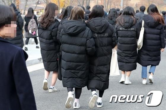 본문 이미지 - 롱패딩을 입은 학생들 (사진은 기사 내용과 직접적인 관련이 없음) 2018.11.21/뉴스1 ⓒ News1 공정식 기자