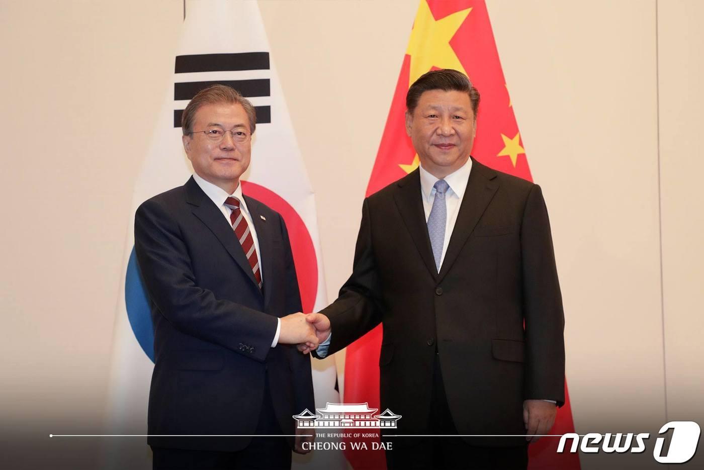 본문 이미지 - 문재인 대통령이 지난 6월27일 일본 오사카시 웨스틴 호텔에서 시진핑 중국 국가주석과 정상회담에 앞서 악수하고 있다. (청와대 페이스북) 2019.6.27/뉴스1