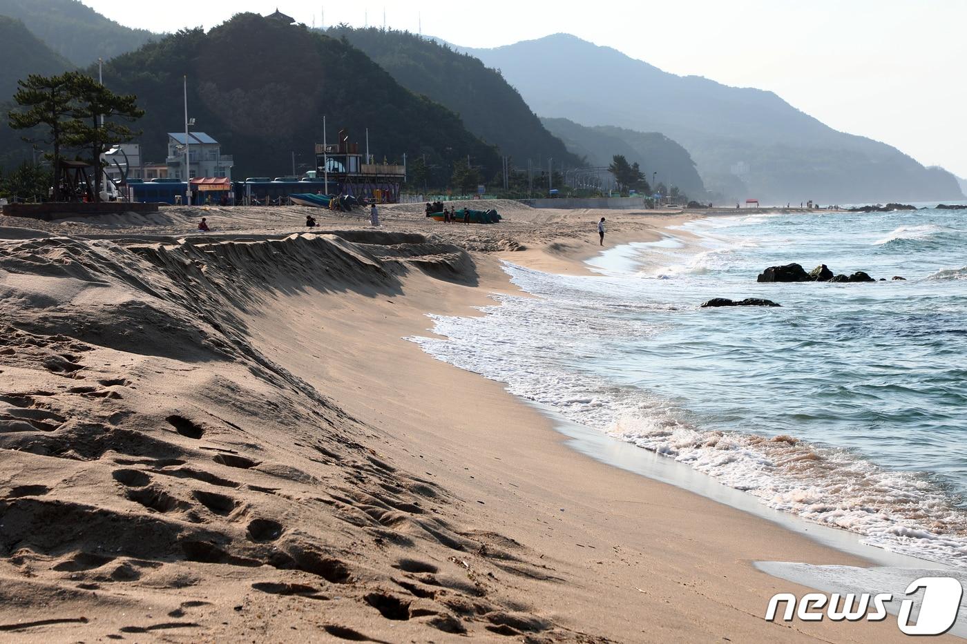  강원 강릉시 정동진 해변의 백사장이 깎여나가 단층을 이룬 모습. 2019.6.28/뉴스1 ⓒ News1 서근영 기자