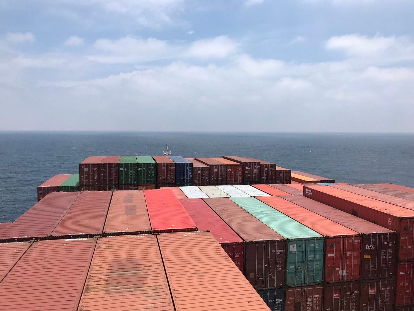 본문 이미지 - 6월20일 부산을 떠나 중국 상해항 양산터미널을 향해  중인 현대상선 소속 1만1000TEU급 컨테이너선 '프로미스호'.  ⓒ 뉴스1 조재현 기자.