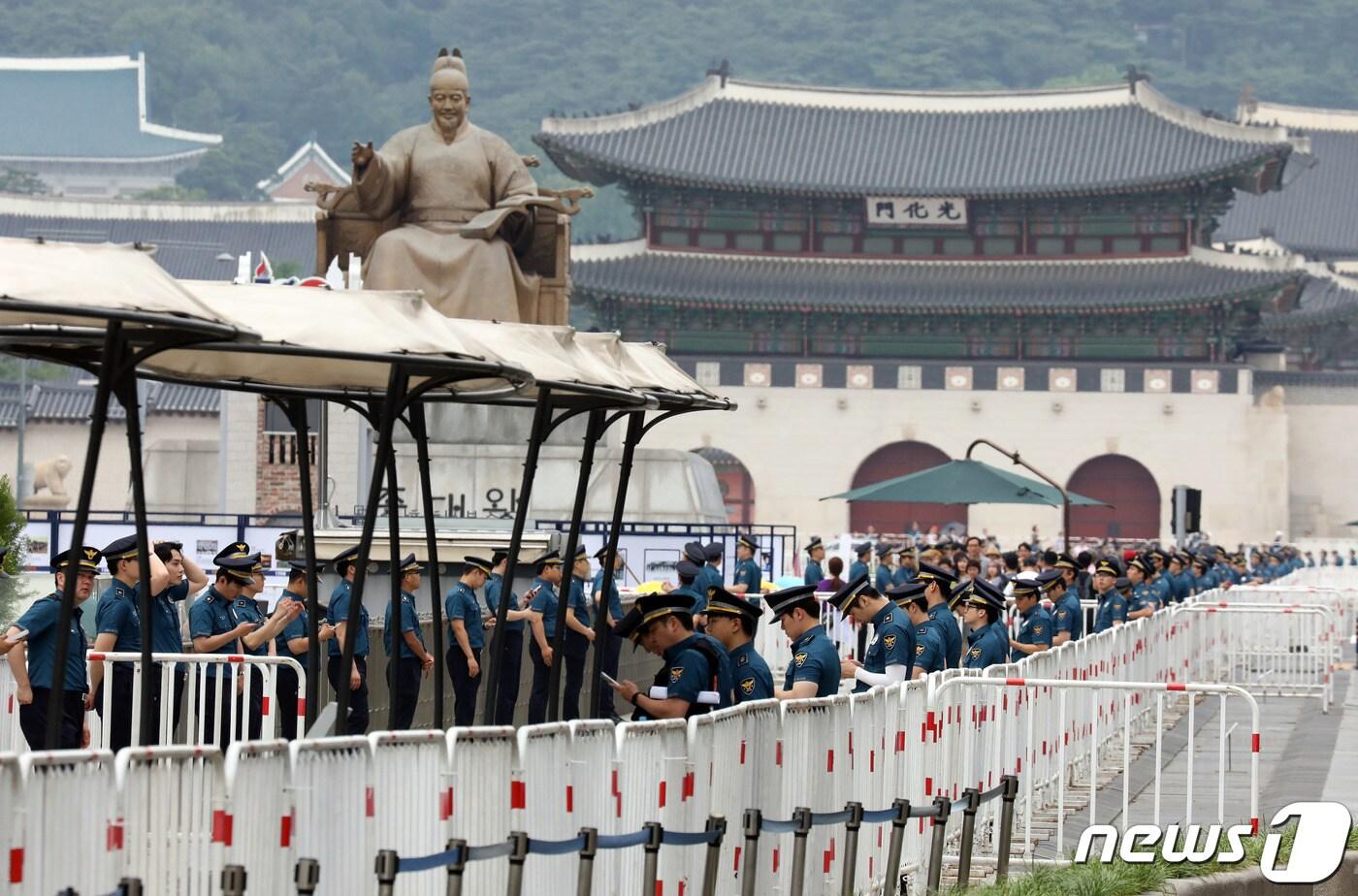 도널드 트럼프 미국 대통령의 방한을 앞두고 서울에 최고 경계수위인 '갑호비상'이 발령된 29일 오후 서울 광화문광장 일대에 울타리 설치와 경찰병력이 배치돼 있다. 갑호비상이 발령되면 전체 경찰관의 연가가 중지되고 모든 경찰병력을 동원할 수 있다. 2019.6.29/뉴스1 ⓒ News1 이재명 기자
