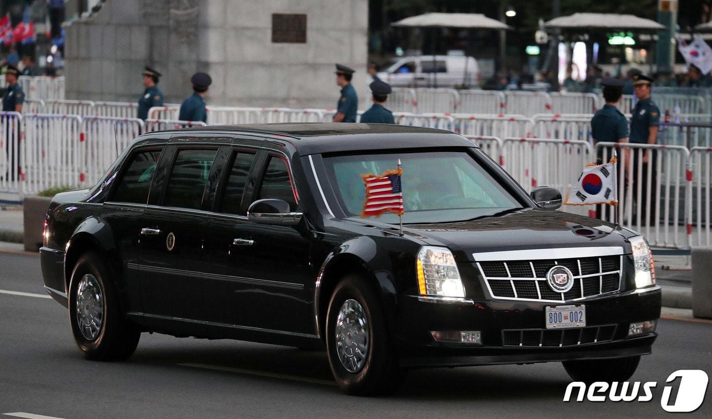 도널드 트럼프 미국 대통령이 탄 차량이 29일 오후 서울 세종대로 광화문 광장을 지나 청와대로 향하고 있다. 2019.6.29/뉴스1 ⓒ News1 이재명 기자