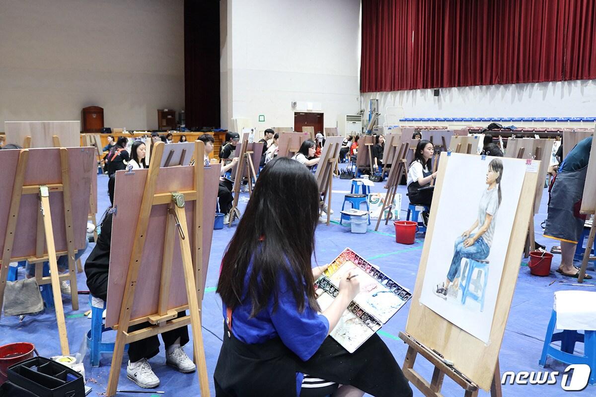 본문 이미지 - 목원대학교 미술실기대회에 참가한 학생들이 그림을 그리고 있는 모습 (사진=목원대학교 제공) ⓒ 뉴스1